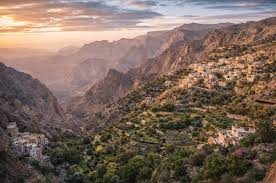 Un village en terrasses accroché aux pentes du Jabal Akhdar au crépuscule