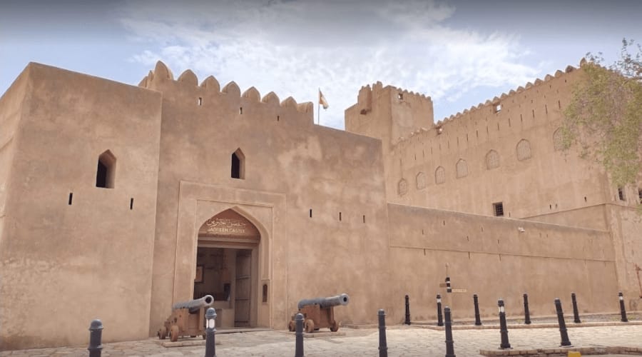 Le fort de Nizwa, sa tour circulaire et la palmeraie qui l’entoure